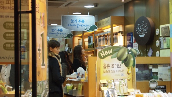 [PICS/FANMADE][1-1-2011]Fan tình cờ chộp đc hình ảnh Cp YoonTae đi mua sắm cùng nhau Yoontaeinnisfree011123
