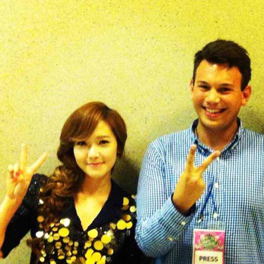 [NEWS][22/05/2012] Selca mới nhất của SNSD Jessica và Sooyoung cùng Simon Curtis Snaps Snsd-jessica-with-sam-lansky